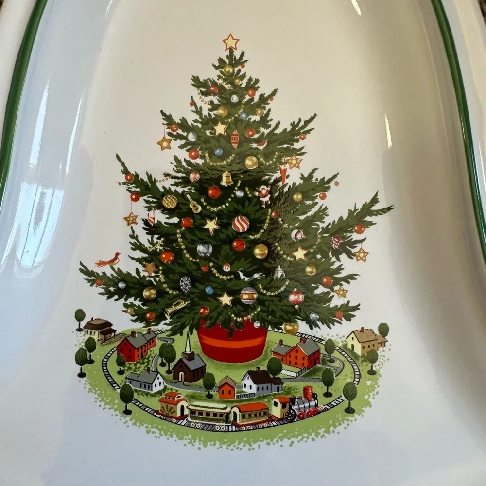 Pfaltzgraff Christmas‎ Heritage White Bell Shaped Plate Christmas Tree Design